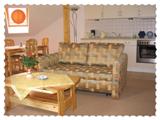 Wohnzimmer der Ferienwohnung Seestern mit Küchenzeile